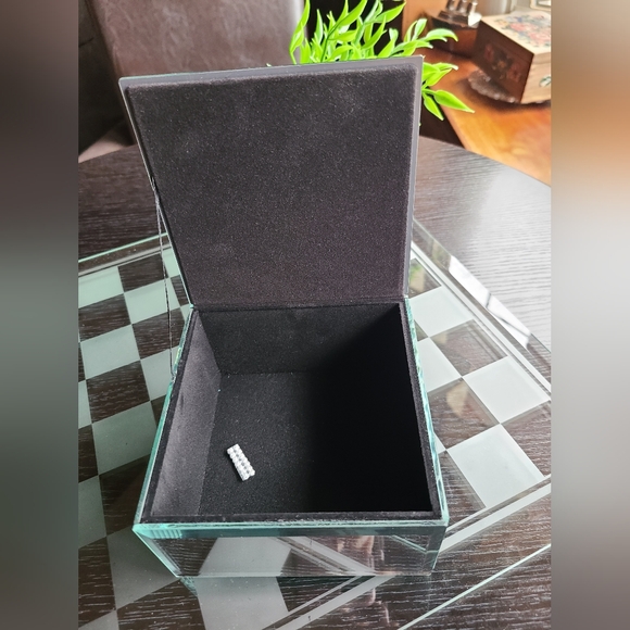 Jewelry Box in very good condition Religious cross decor ✅Fast Shipping ✅ - Picture 4 of 8